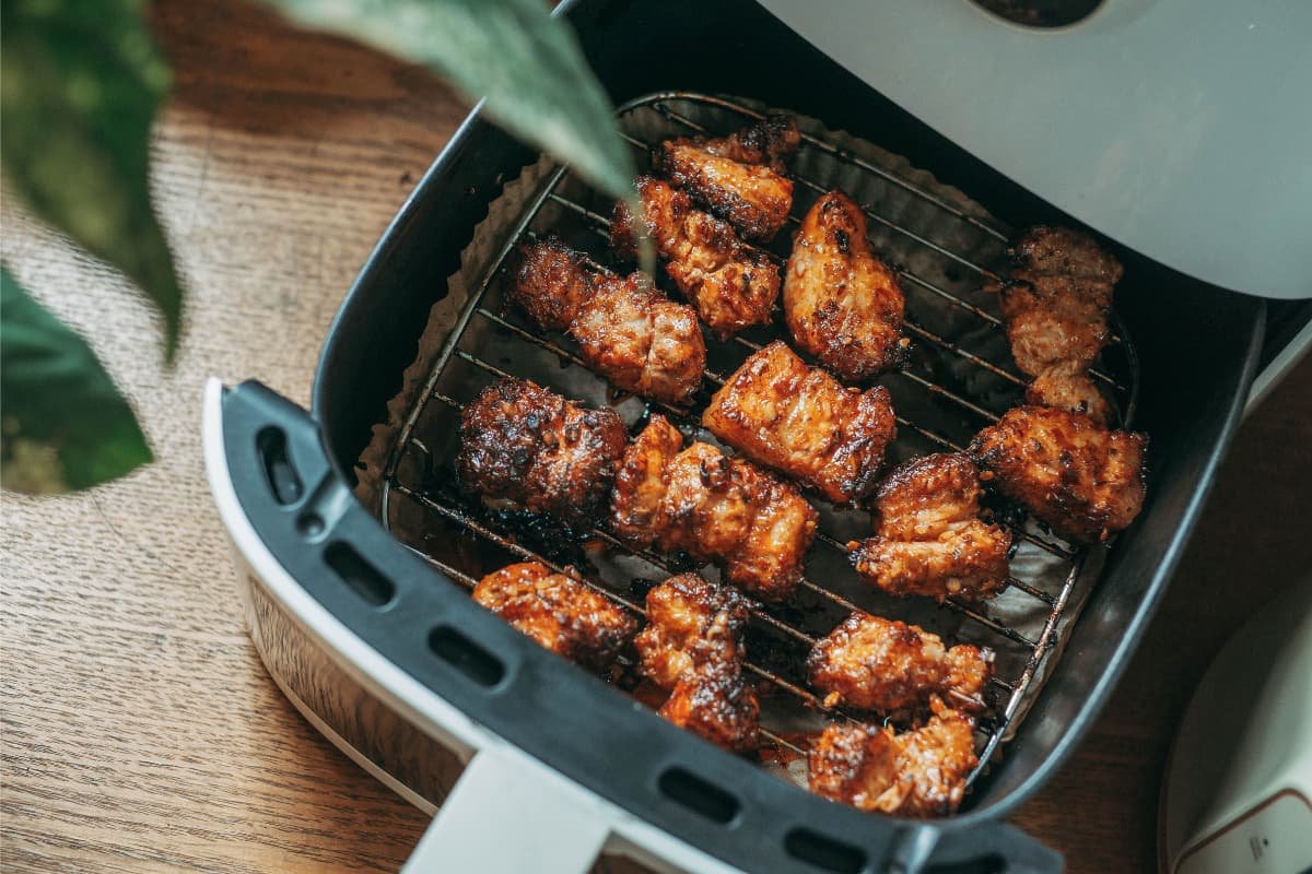 Air fryer sobre a bancada da cozinha, ilustrando o consumo de energia do aparelho