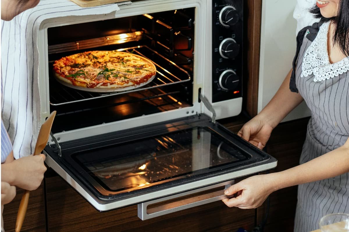 Forno elétrico em uma cozinha, ilustrando o consumo de energia do aparelho