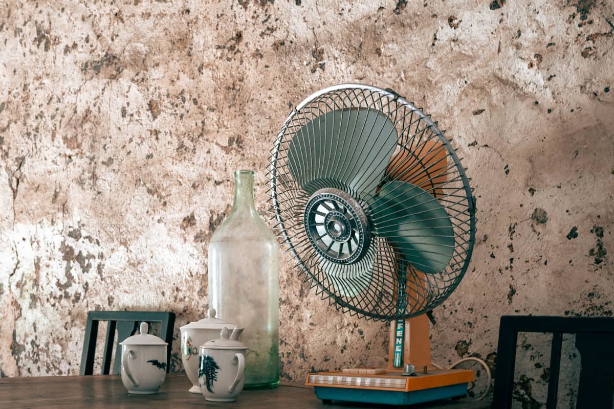 Ventilador ligado em ambiente doméstico, ilustrando o consumo de energia do aparelho